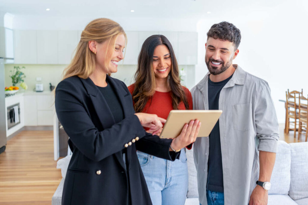 Cómo empezar tu carrera como agente inmobiliario en 2025.
