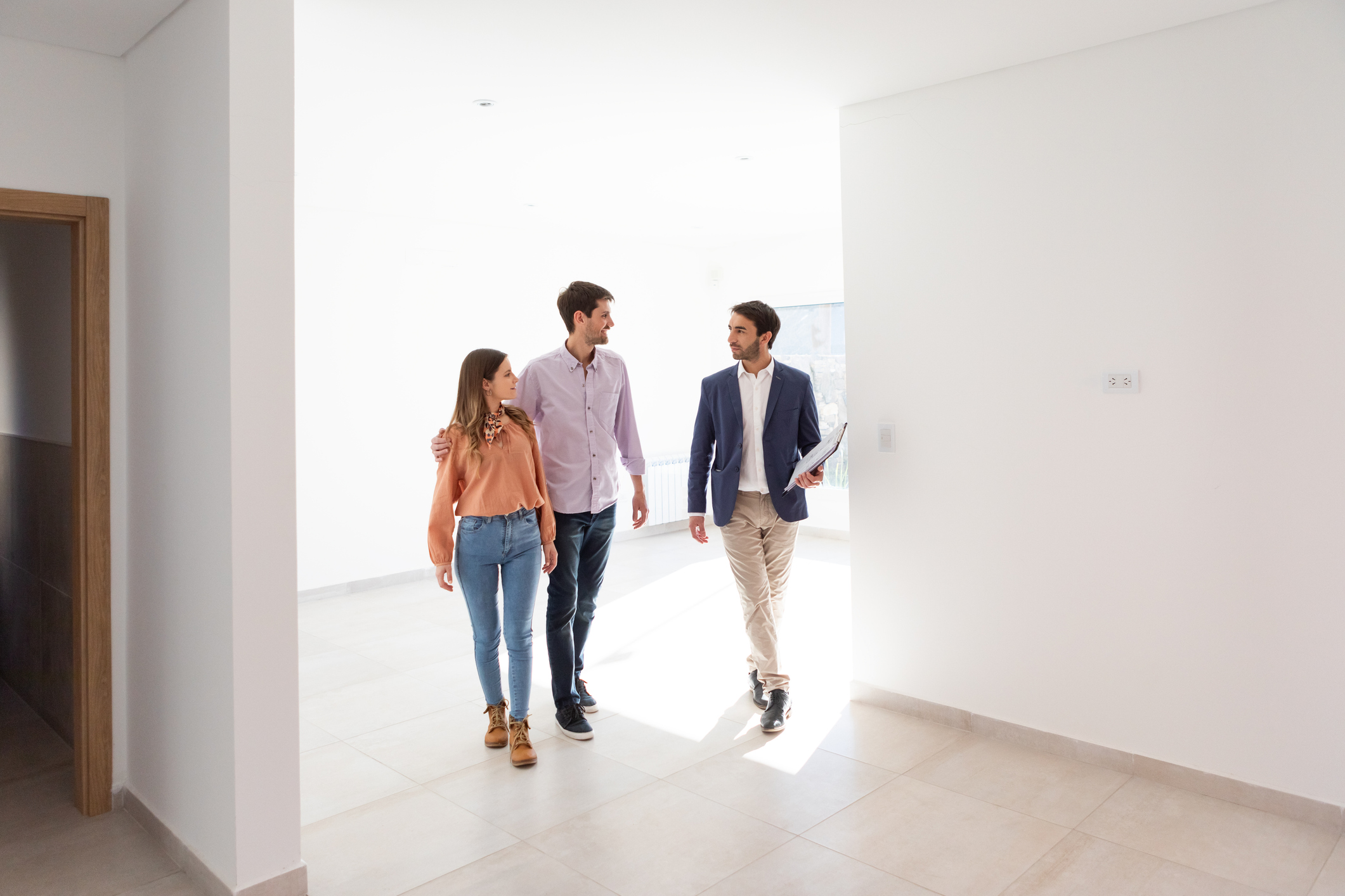 Pareja con agente inmobiliario en un departamento